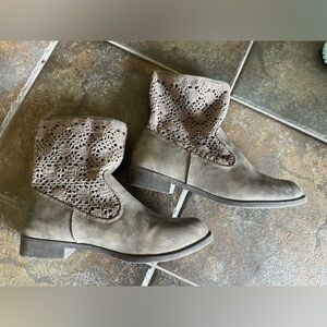 🌿 Sage Gray Ankle Boots with Crochet Detail - Boho Style– Size 7.5